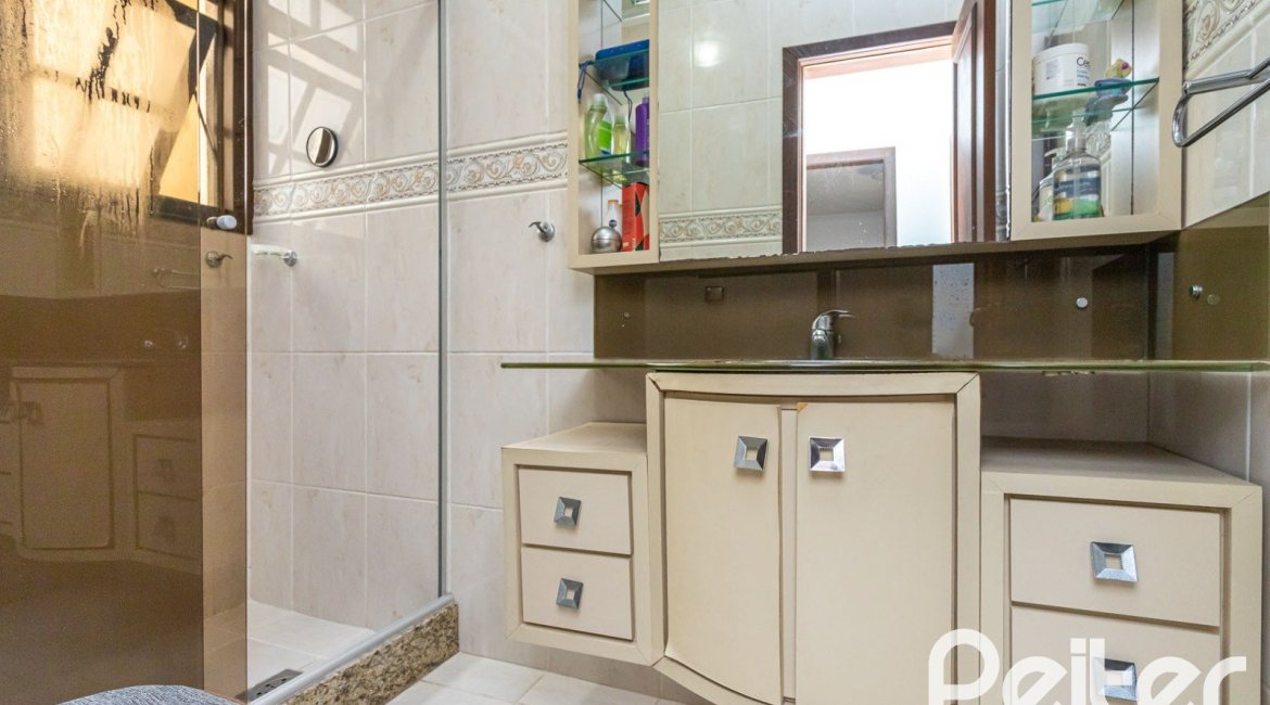 Casa à venda com 272m², 4 dormitórios, 2 suítes, 4 vagas, no bairro Ipanema em Porto Alegre