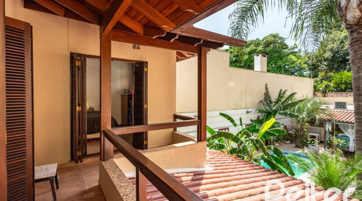 Casa à venda com 272m², 4 dormitórios, 2 suítes, 4 vagas, no bairro Ipanema em Porto Alegre