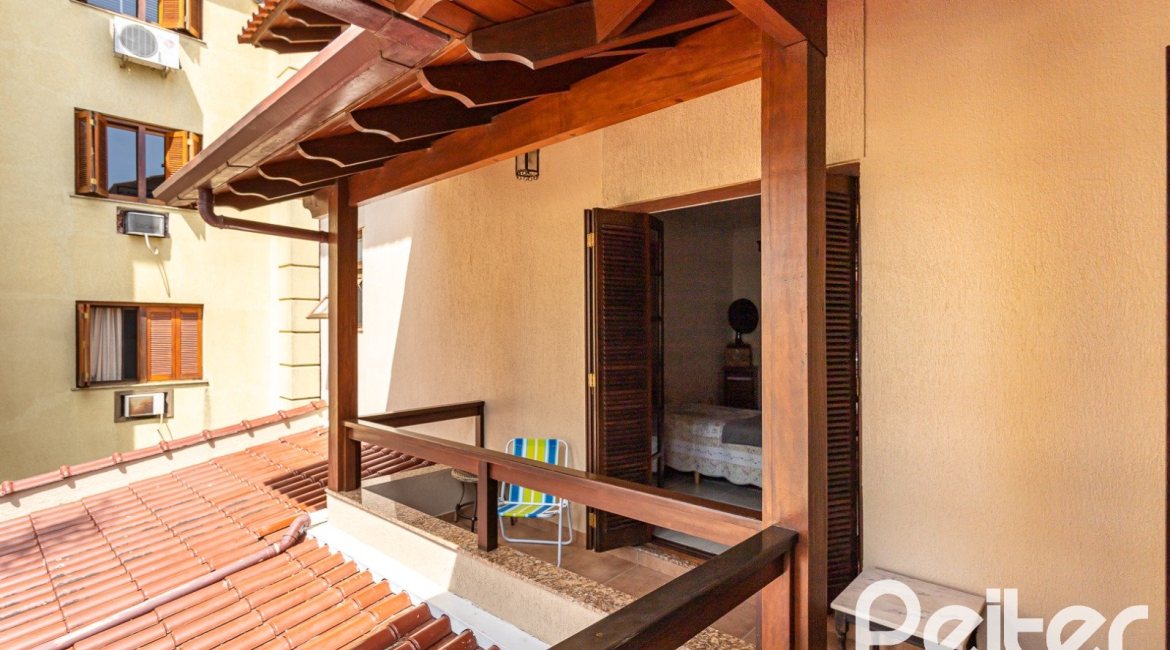 Casa à venda com 272m², 4 dormitórios, 2 suítes, 4 vagas, no bairro Ipanema em Porto Alegre