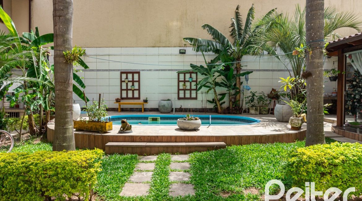 Casa à venda com 272m², 4 dormitórios, 2 suítes, 4 vagas, no bairro Ipanema em Porto Alegre