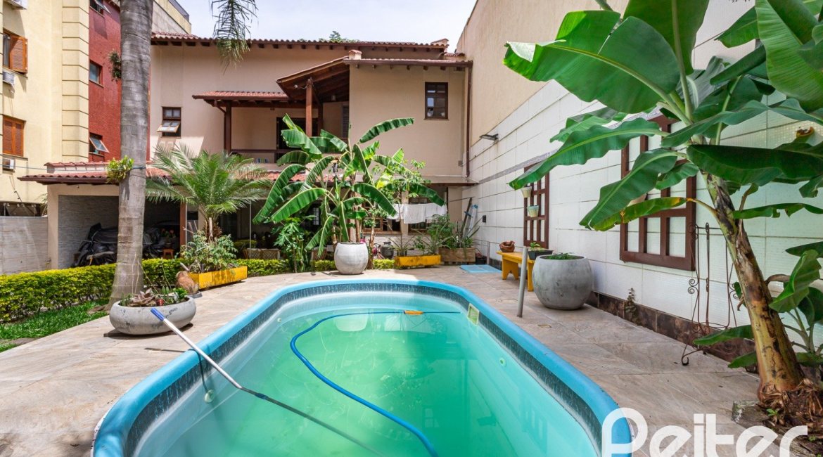 Casa à venda com 272m², 4 dormitórios, 2 suítes, 4 vagas, no bairro Ipanema em Porto Alegre
