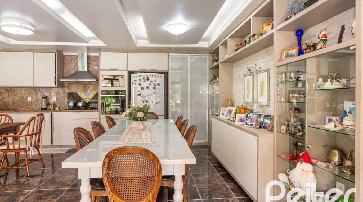 Casa à venda com 272m², 4 dormitórios, 2 suítes, 4 vagas, no bairro Ipanema em Porto Alegre