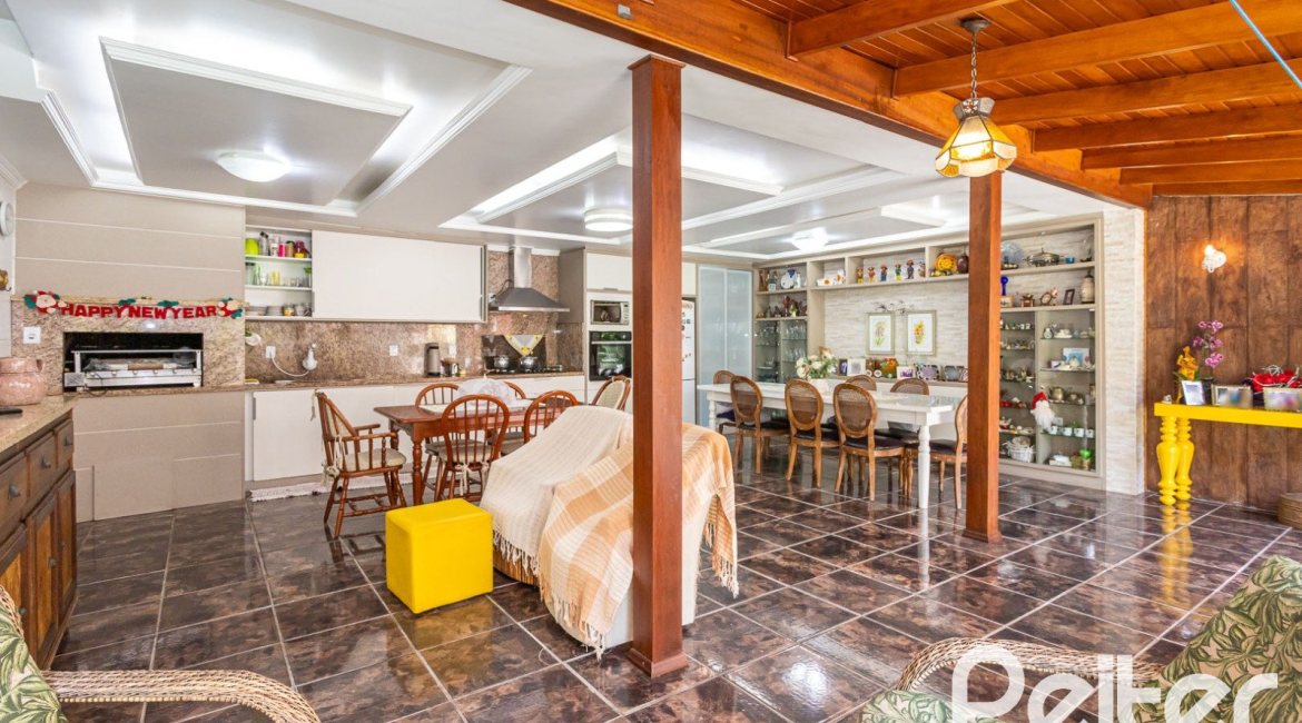 Casa à venda com 272m², 4 dormitórios, 2 suítes, 4 vagas, no bairro Ipanema em Porto Alegre