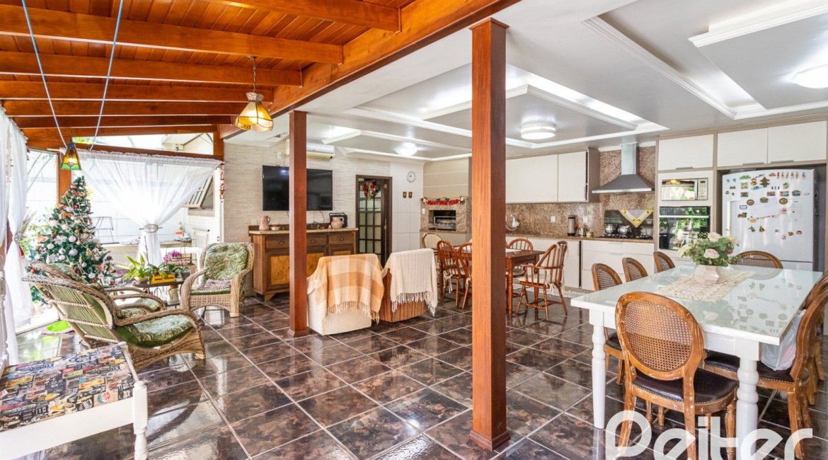 Casa à venda com 272m², 4 dormitórios, 2 suítes, 4 vagas, no bairro Ipanema em Porto Alegre