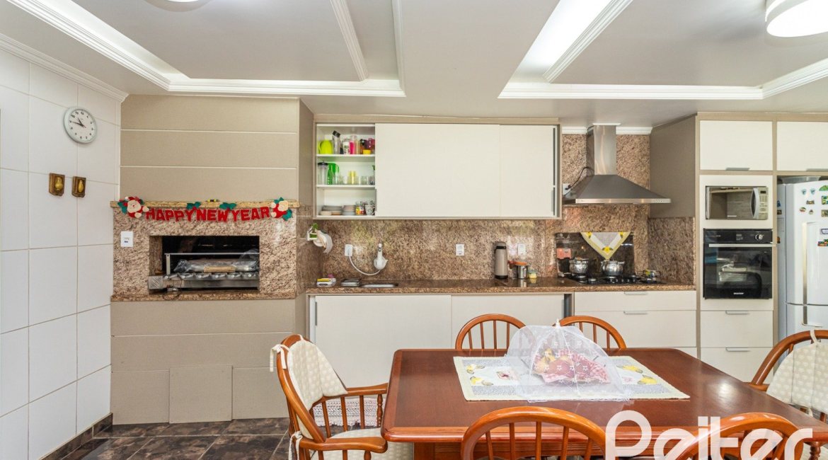 Casa à venda com 272m², 4 dormitórios, 2 suítes, 4 vagas, no bairro Ipanema em Porto Alegre