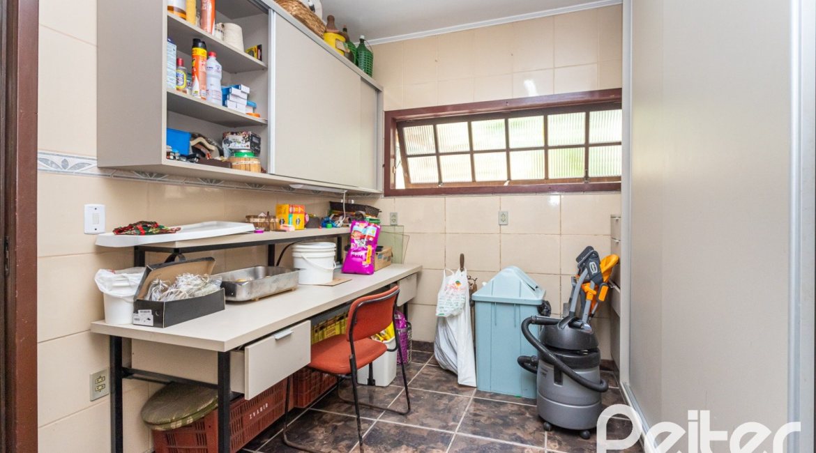 Casa à venda com 272m², 4 dormitórios, 2 suítes, 4 vagas, no bairro Ipanema em Porto Alegre