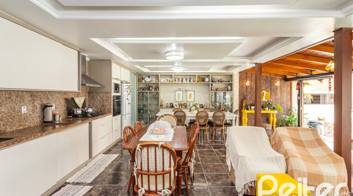 Casa à venda com 272m², 4 dormitórios, 2 suítes, 4 vagas, no bairro Ipanema em Porto Alegre