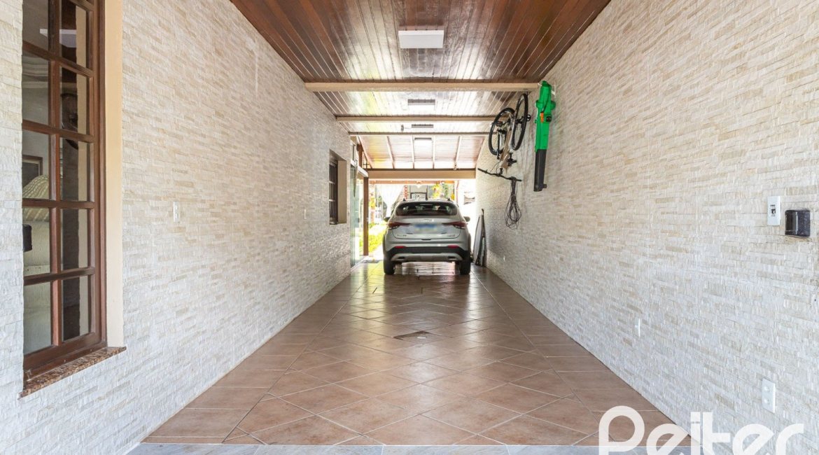 Casa à venda com 272m², 4 dormitórios, 2 suítes, 4 vagas, no bairro Ipanema em Porto Alegre