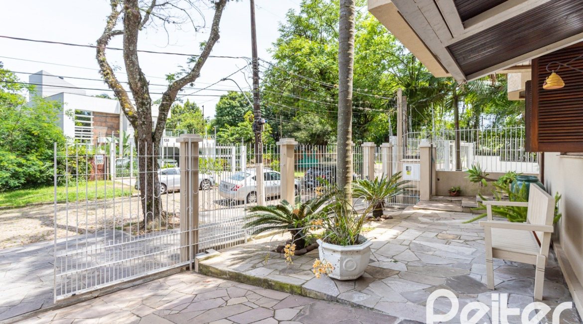 Casa à venda com 272m², 4 dormitórios, 2 suítes, 4 vagas, no bairro Ipanema em Porto Alegre