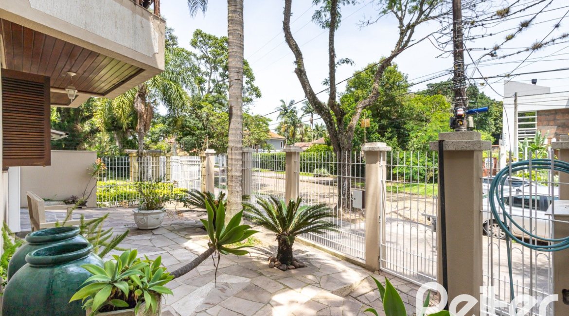 Casa à venda com 272m², 4 dormitórios, 2 suítes, 4 vagas, no bairro Ipanema em Porto Alegre