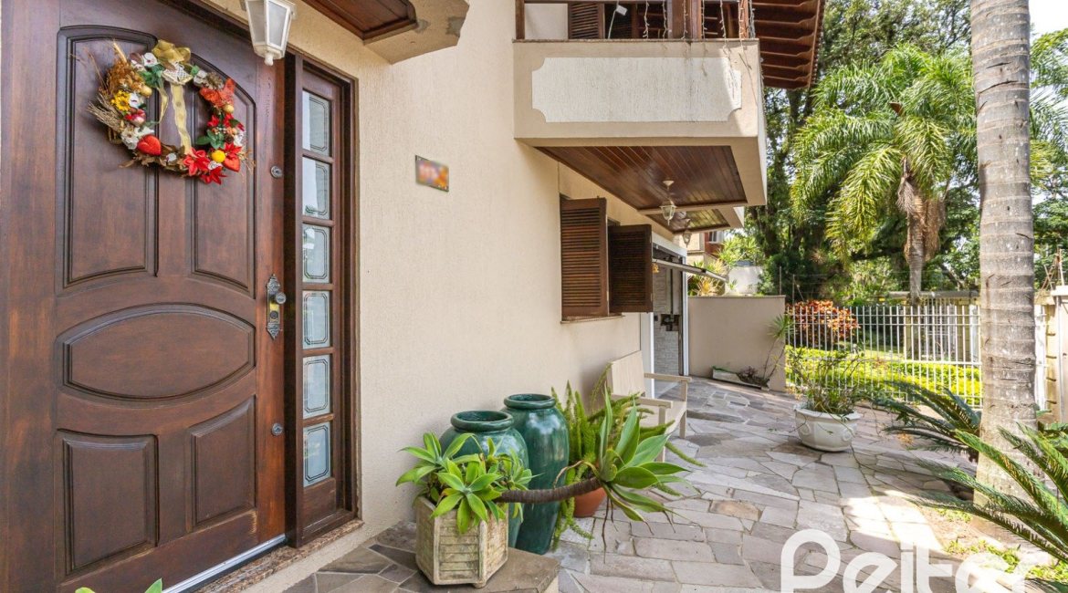 Casa à venda com 272m², 4 dormitórios, 2 suítes, 4 vagas, no bairro Ipanema em Porto Alegre