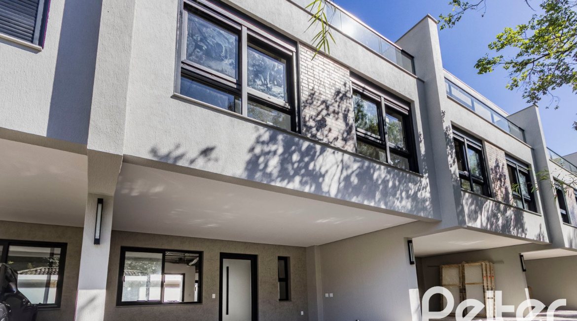 Casa em Condomínio à venda com 293m², 3 dormitórios, 3 suítes, 2 vagas, no bairro Tristeza em Porto Alegre