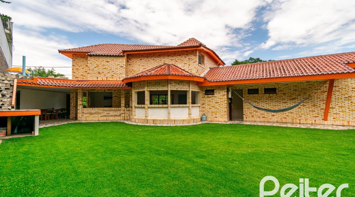 Casa em Condomínio à venda com 390m², 4 dormitórios, 3 suítes, 9 vagas, no bairro Nonoai em Porto Alegre