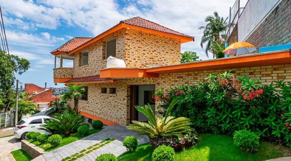 Casa em Condomínio à venda com 390m², 4 dormitórios, 3 suítes, 9 vagas, no bairro Nonoai em Porto Alegre