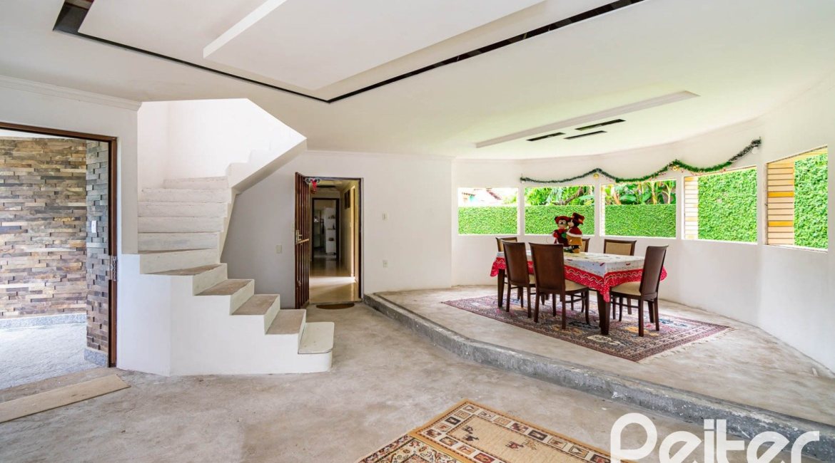 Casa em Condomínio à venda com 390m², 4 dormitórios, 3 suítes, 9 vagas, no bairro Nonoai em Porto Alegre