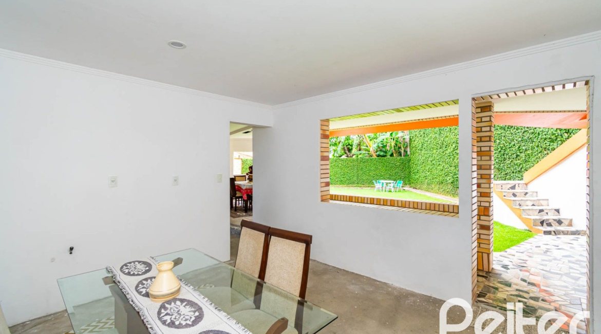 Casa em Condomínio à venda com 390m², 4 dormitórios, 3 suítes, 9 vagas, no bairro Nonoai em Porto Alegre