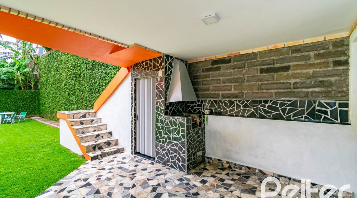 Casa em Condomínio à venda com 390m², 4 dormitórios, 3 suítes, 9 vagas, no bairro Nonoai em Porto Alegre