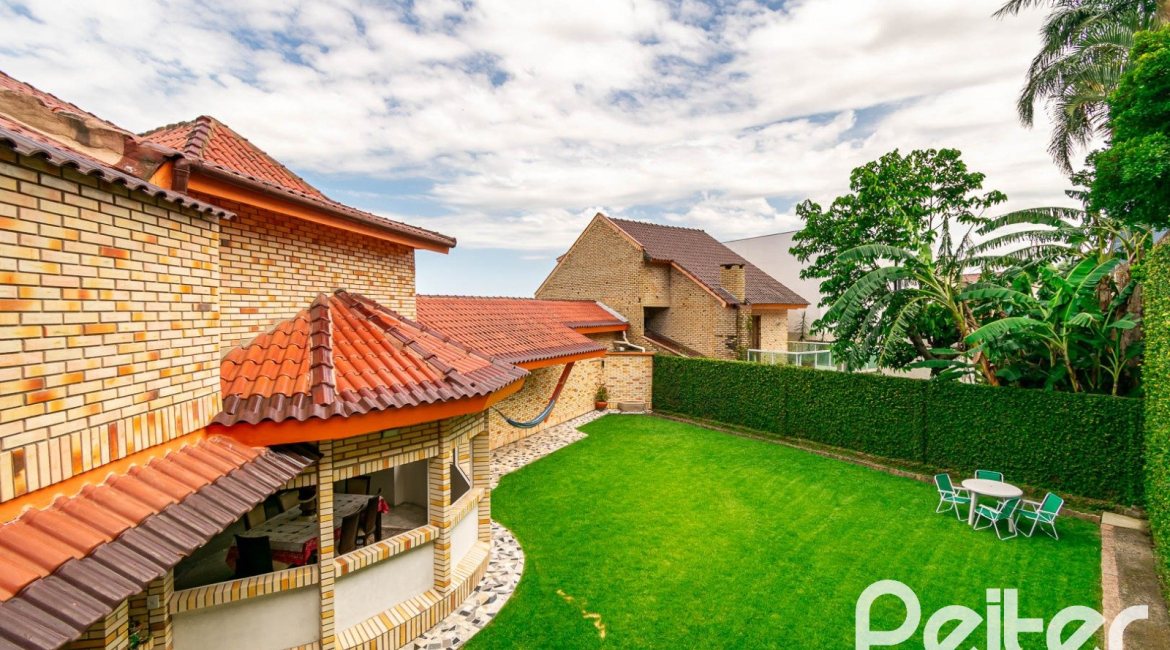 Casa em Condomínio à venda com 390m², 4 dormitórios, 3 suítes, 9 vagas, no bairro Nonoai em Porto Alegre