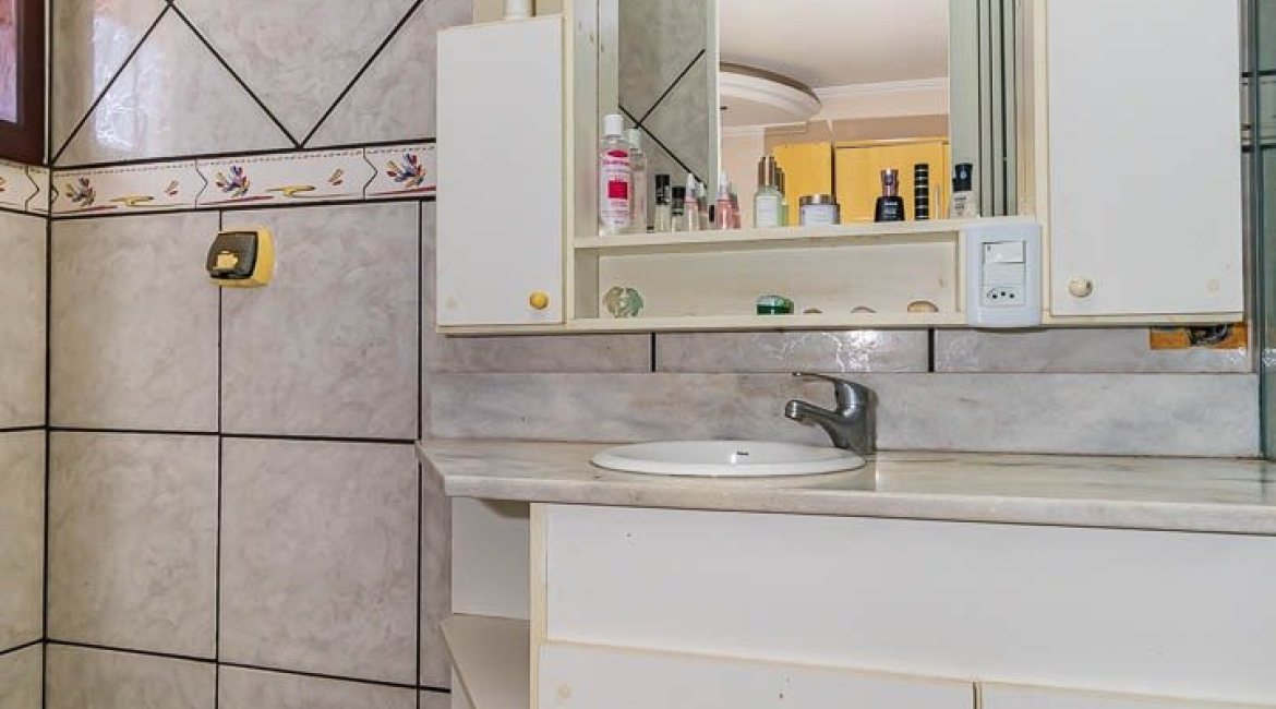 Casa em Condomínio à venda com 390m², 4 dormitórios, 3 suítes, 9 vagas, no bairro Nonoai em Porto Alegre