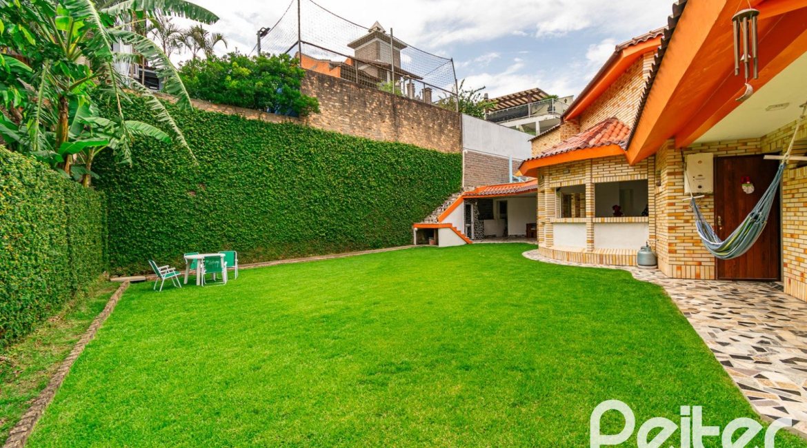 Casa em Condomínio à venda com 390m², 4 dormitórios, 3 suítes, 9 vagas, no bairro Nonoai em Porto Alegre