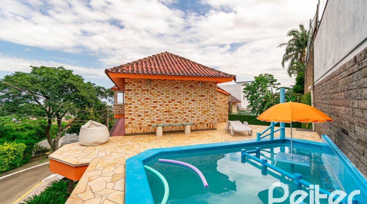 Casa em Condomínio à venda com 390m², 4 dormitórios, 3 suítes, 9 vagas, no bairro Nonoai em Porto Alegre