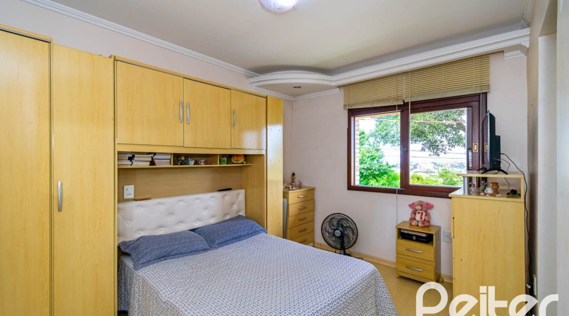 Casa em Condomínio à venda com 390m², 4 dormitórios, 3 suítes, 9 vagas, no bairro Nonoai em Porto Alegre