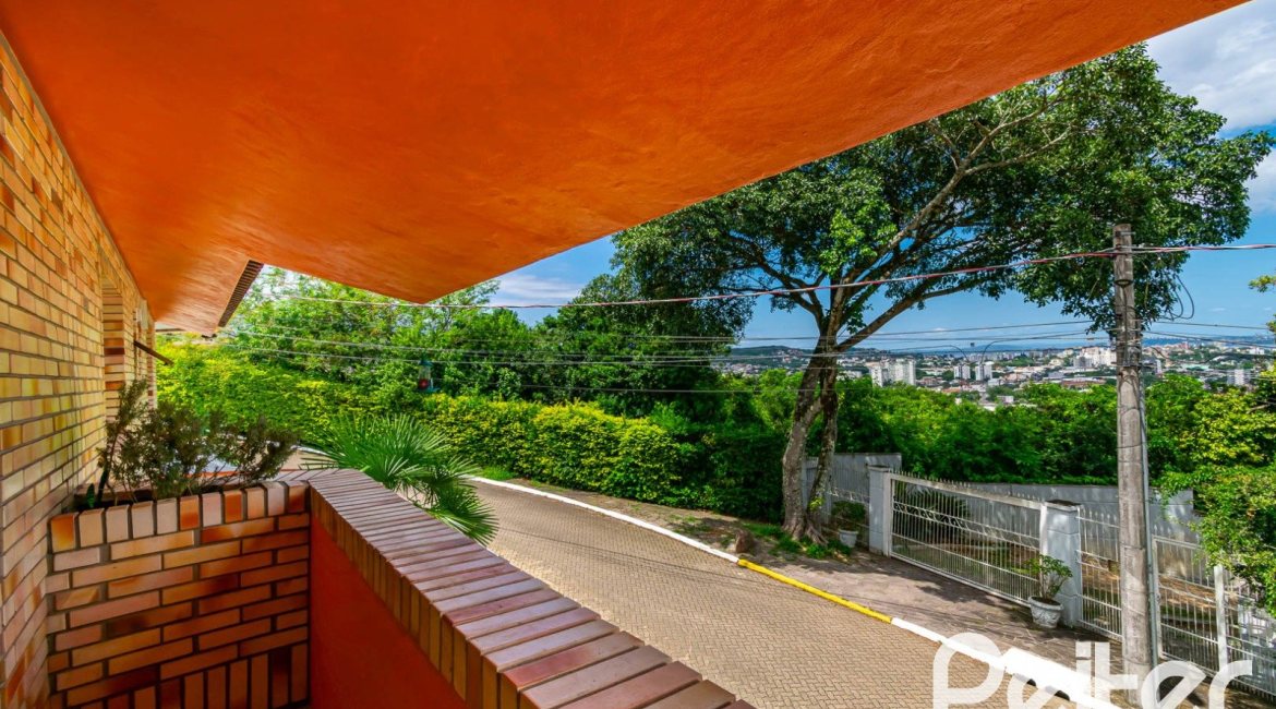 Casa em Condomínio à venda com 390m², 4 dormitórios, 3 suítes, 9 vagas, no bairro Nonoai em Porto Alegre