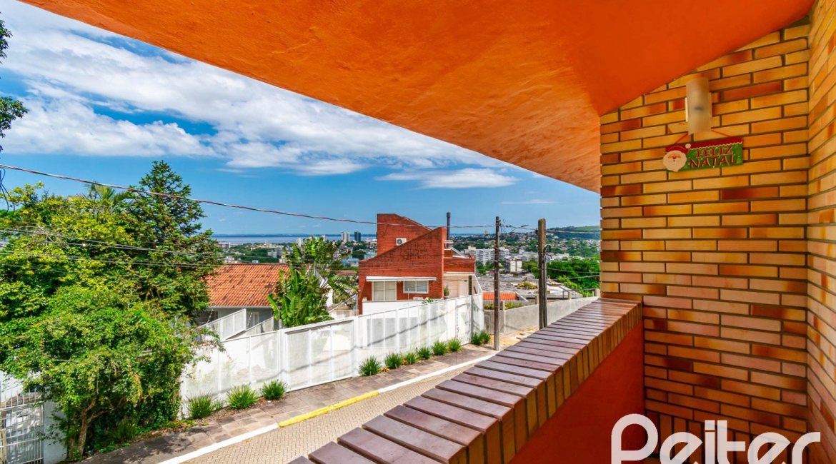 Casa em Condomínio à venda com 390m², 4 dormitórios, 3 suítes, 9 vagas, no bairro Nonoai em Porto Alegre