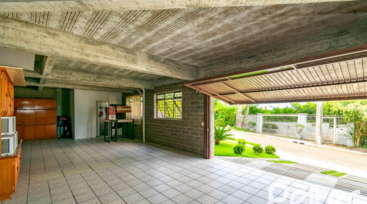 Casa em Condomínio à venda com 390m², 4 dormitórios, 3 suítes, 9 vagas, no bairro Nonoai em Porto Alegre