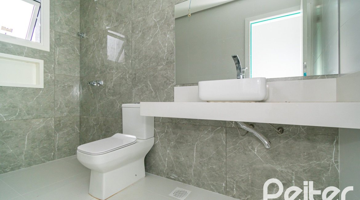 Casa à venda com 206m², 3 dormitórios, 2 suítes, 2 vagas, no bairro Ipanema em Porto Alegre