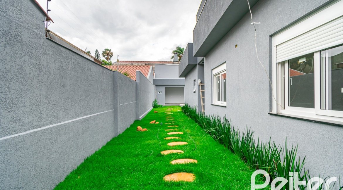 Casa à venda com 206m², 3 dormitórios, 2 suítes, 2 vagas, no bairro Ipanema em Porto Alegre