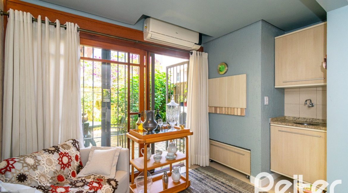 Casa em Condomínio à venda com 194m², 3 dormitórios, 1 suíte, 3 vagas, no bairro Tristeza em Porto Alegre