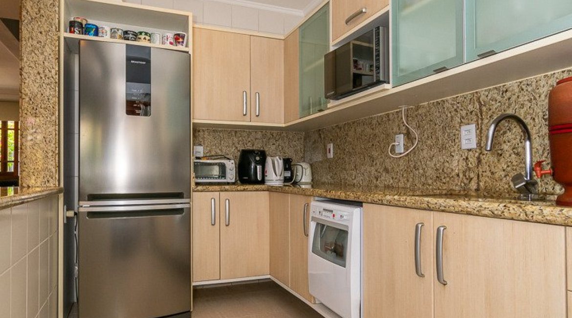 Casa em Condomínio à venda com 194m², 3 dormitórios, 1 suíte, 3 vagas, no bairro Tristeza em Porto Alegre