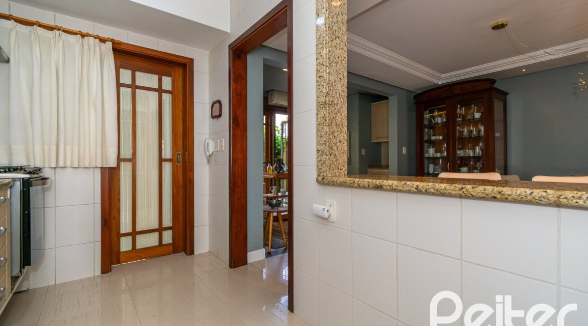 Casa em Condomínio à venda com 194m², 3 dormitórios, 1 suíte, 3 vagas, no bairro Tristeza em Porto Alegre