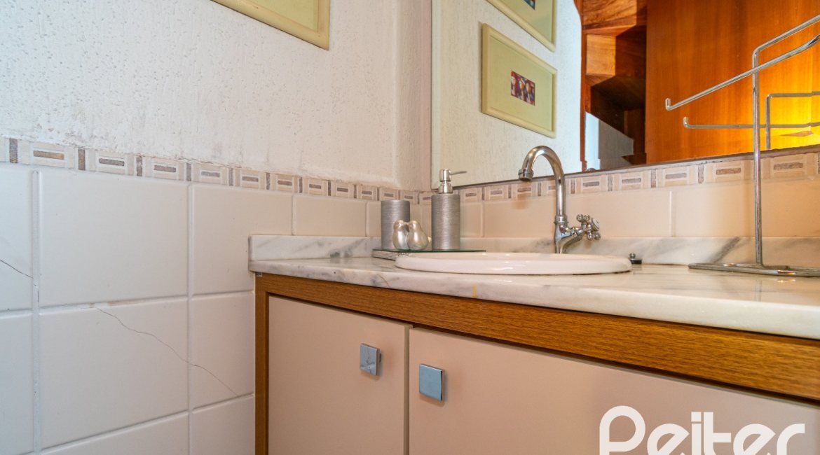 Casa em Condomínio à venda com 194m², 3 dormitórios, 1 suíte, 3 vagas, no bairro Tristeza em Porto Alegre