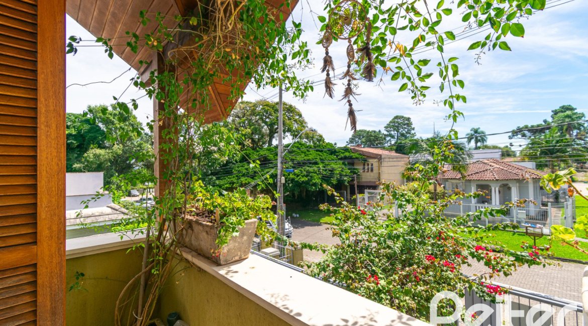 Casa em Condomínio à venda com 194m², 3 dormitórios, 1 suíte, 3 vagas, no bairro Tristeza em Porto Alegre