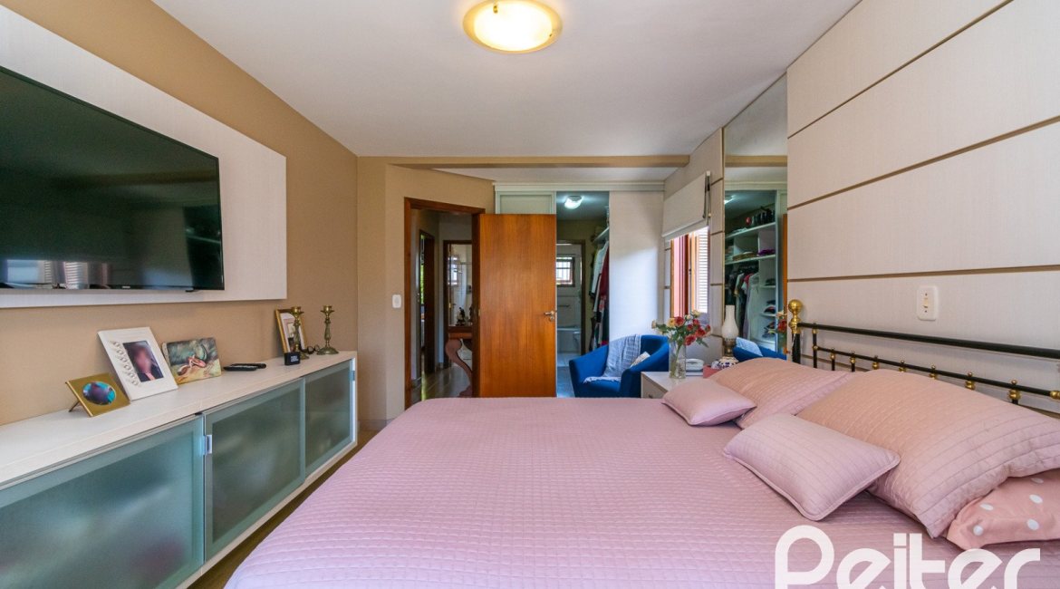 Casa em Condomínio à venda com 194m², 3 dormitórios, 1 suíte, 3 vagas, no bairro Tristeza em Porto Alegre