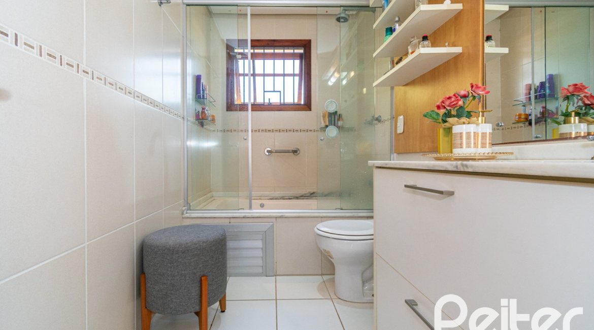 Casa em Condomínio à venda com 194m², 3 dormitórios, 1 suíte, 3 vagas, no bairro Tristeza em Porto Alegre