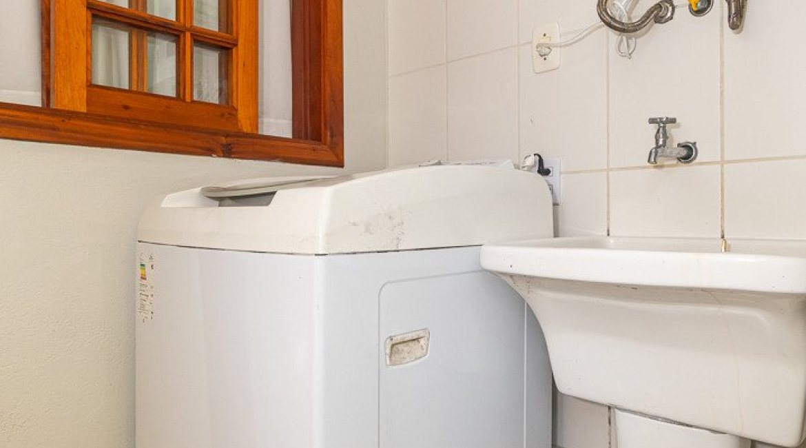 Casa em Condomínio à venda com 194m², 3 dormitórios, 1 suíte, 3 vagas, no bairro Tristeza em Porto Alegre