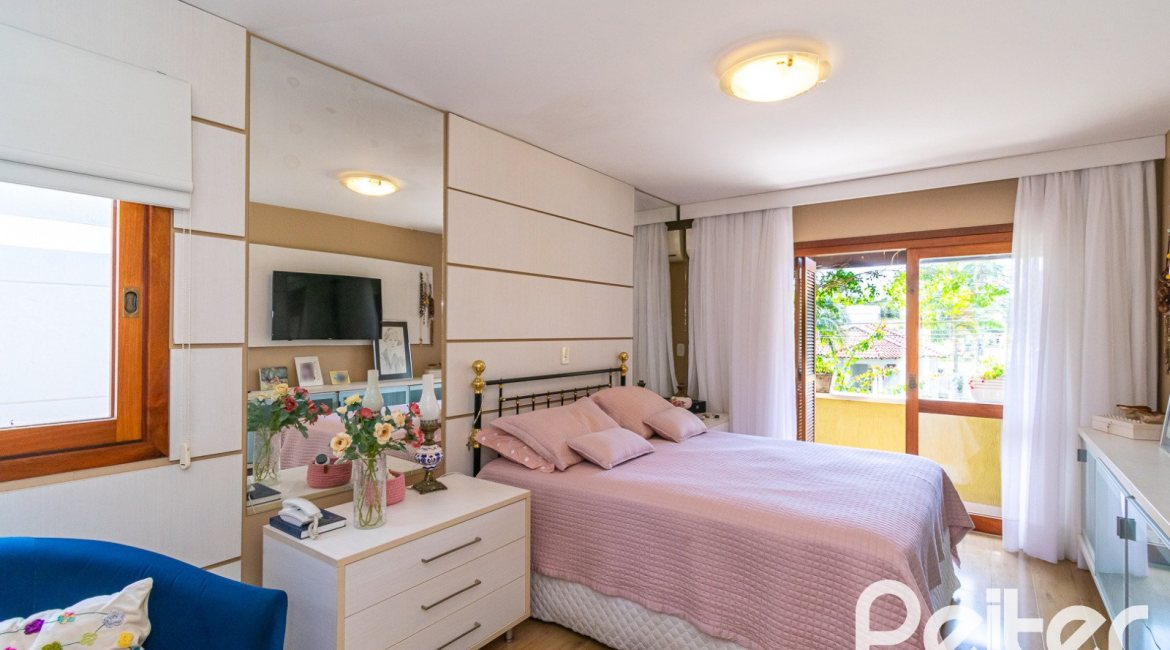 Casa em Condomínio à venda com 194m², 3 dormitórios, 1 suíte, 3 vagas, no bairro Tristeza em Porto Alegre