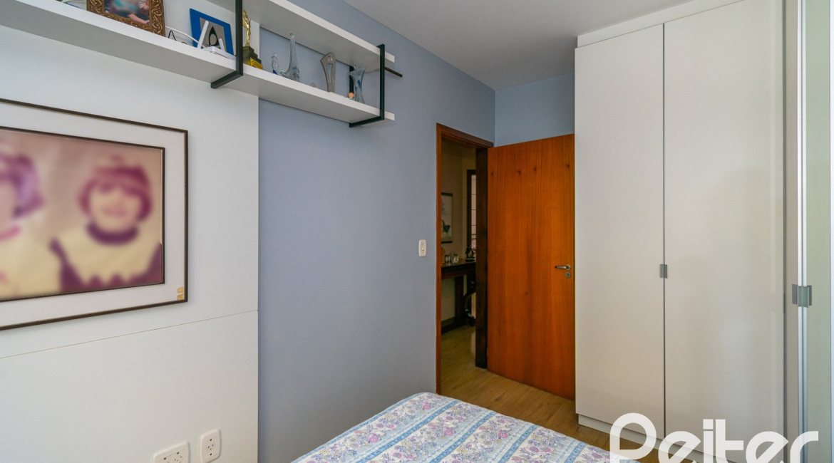 Casa em Condomínio à venda com 194m², 3 dormitórios, 1 suíte, 3 vagas, no bairro Tristeza em Porto Alegre
