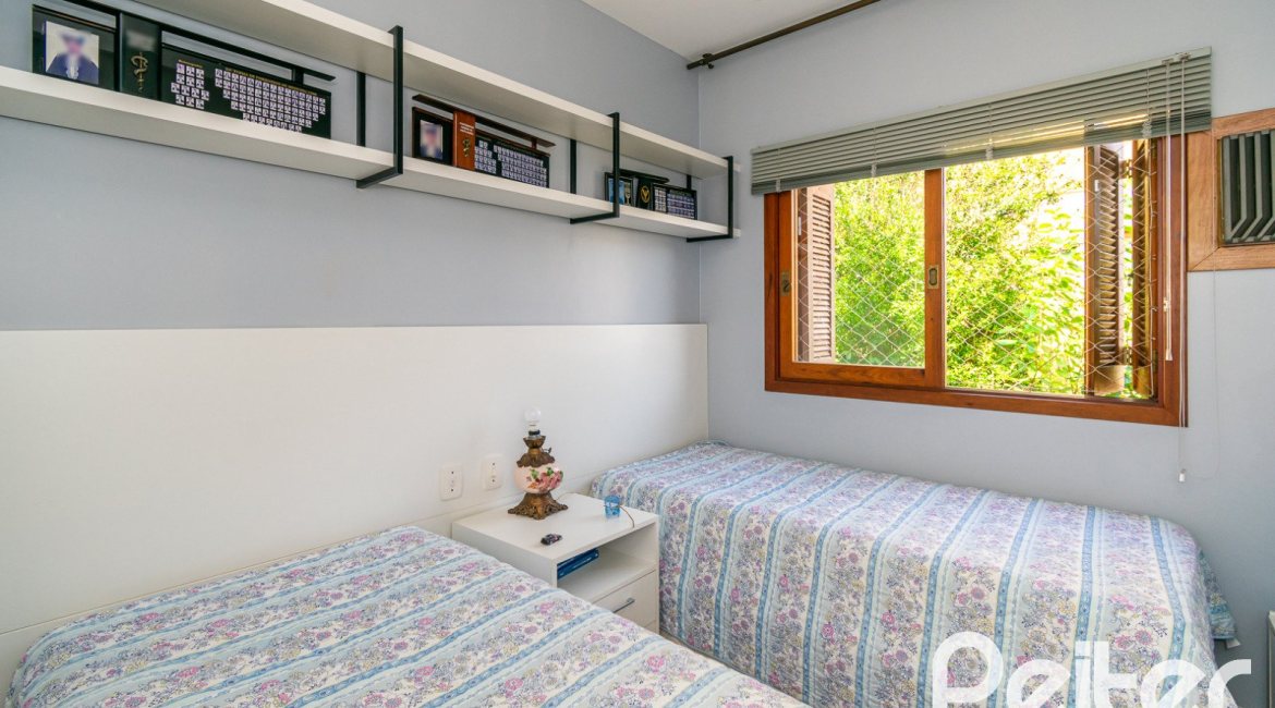 Casa em Condomínio à venda com 194m², 3 dormitórios, 1 suíte, 3 vagas, no bairro Tristeza em Porto Alegre