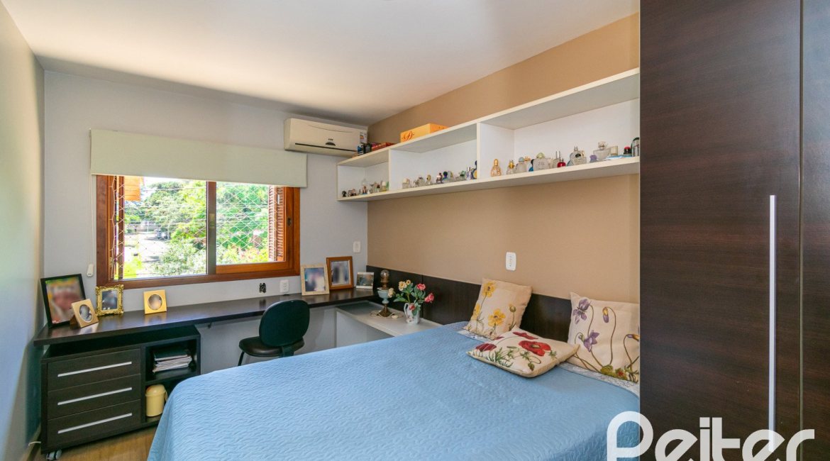 Casa em Condomínio à venda com 194m², 3 dormitórios, 1 suíte, 3 vagas, no bairro Tristeza em Porto Alegre