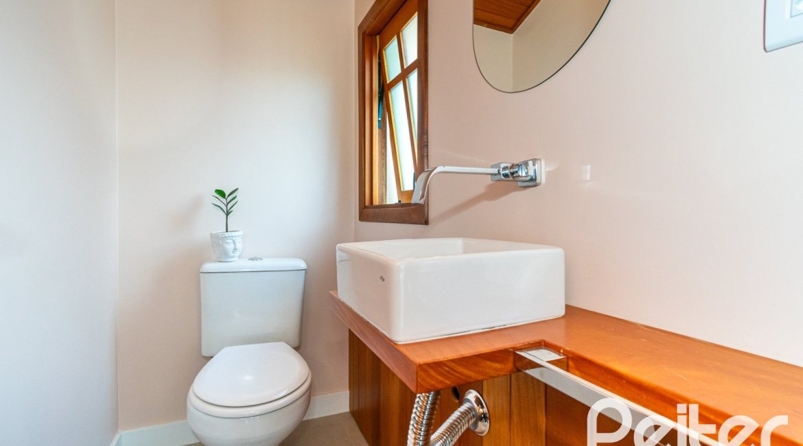 Casa em Condomínio à venda com 194m², 3 dormitórios, 1 suíte, 3 vagas, no bairro Tristeza em Porto Alegre