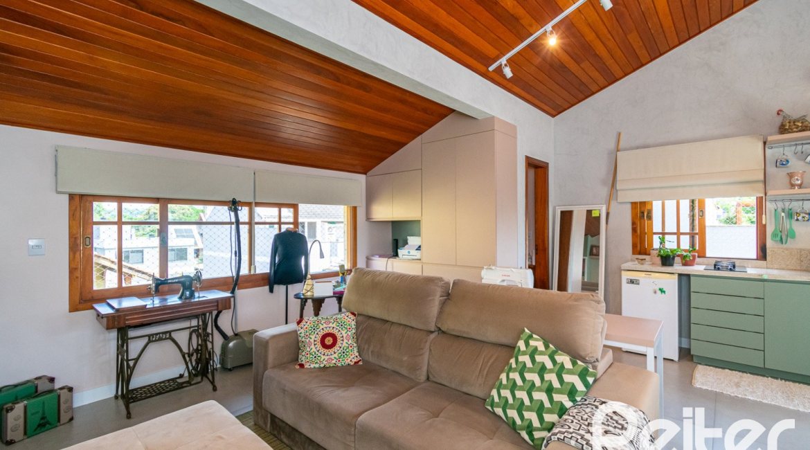 Casa em Condomínio à venda com 194m², 3 dormitórios, 1 suíte, 3 vagas, no bairro Tristeza em Porto Alegre