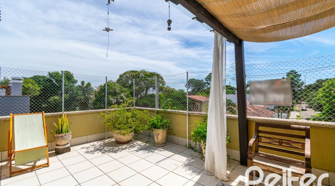 Casa em Condomínio à venda com 194m², 3 dormitórios, 1 suíte, 3 vagas, no bairro Tristeza em Porto Alegre
