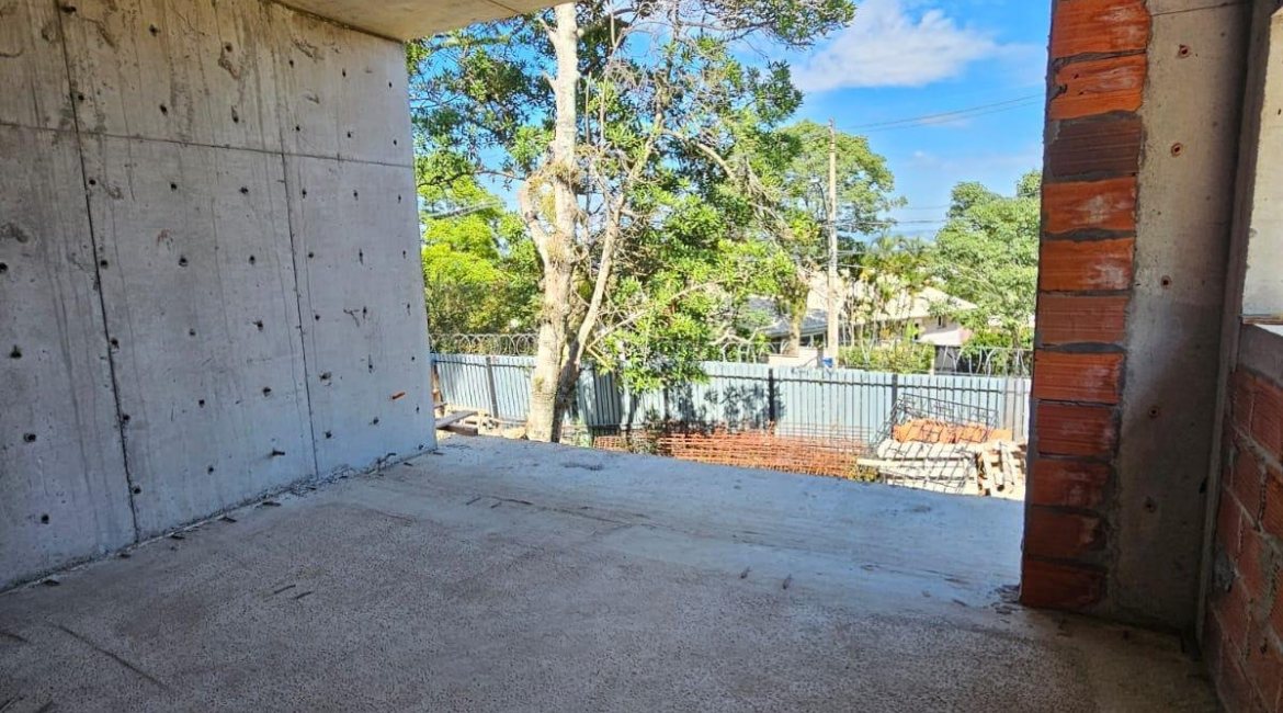 Casa à venda com 397m², 3 dormitórios, 1 suíte, 8 vagas, no bairro Vila Assunção em Porto Alegre