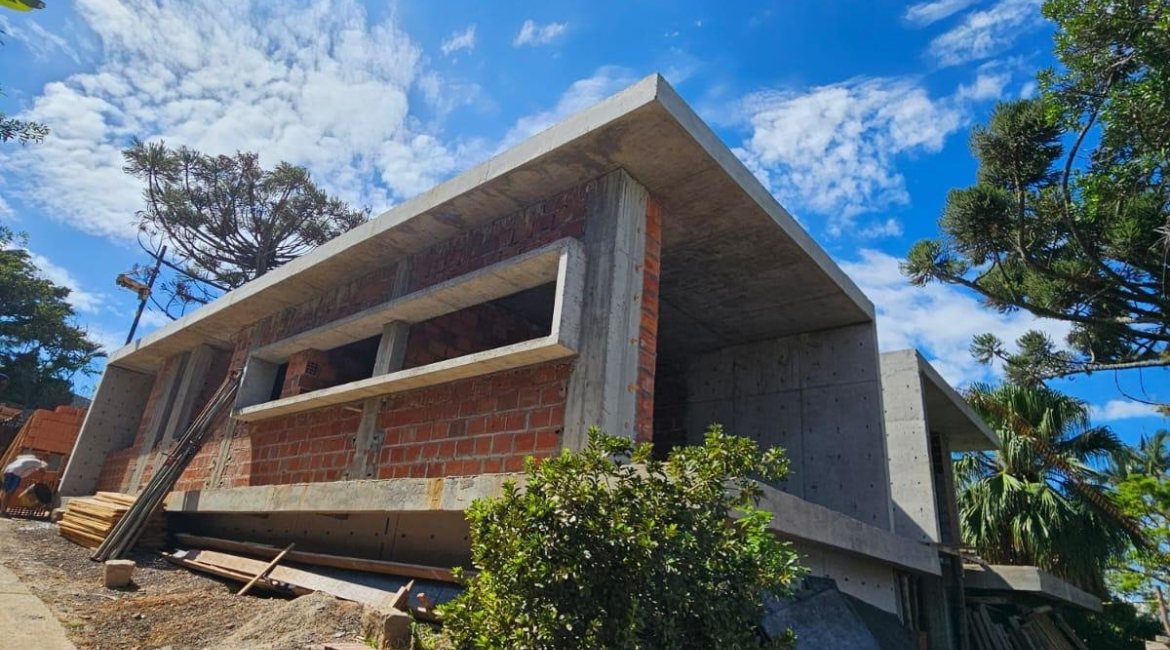 Casa à venda com 397m², 3 dormitórios, 1 suíte, 8 vagas, no bairro Vila Assunção em Porto Alegre