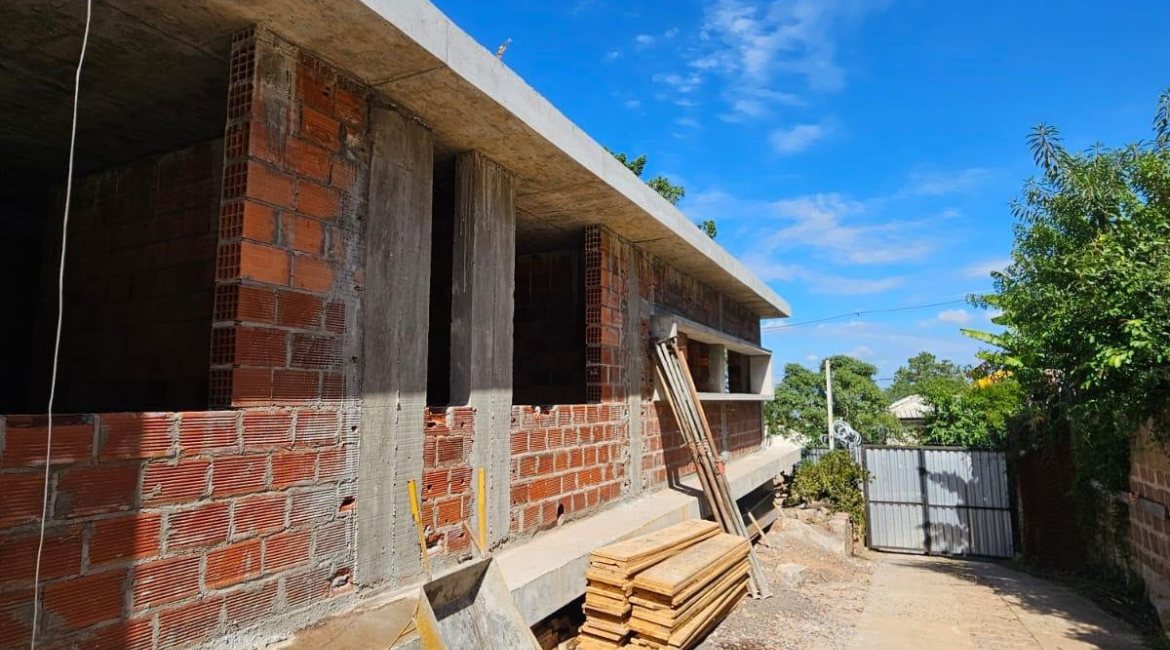 Casa à venda com 397m², 3 dormitórios, 1 suíte, 8 vagas, no bairro Vila Assunção em Porto Alegre