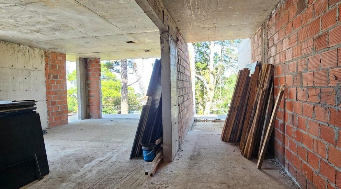 Casa à venda com 397m², 3 dormitórios, 1 suíte, 8 vagas, no bairro Vila Assunção em Porto Alegre